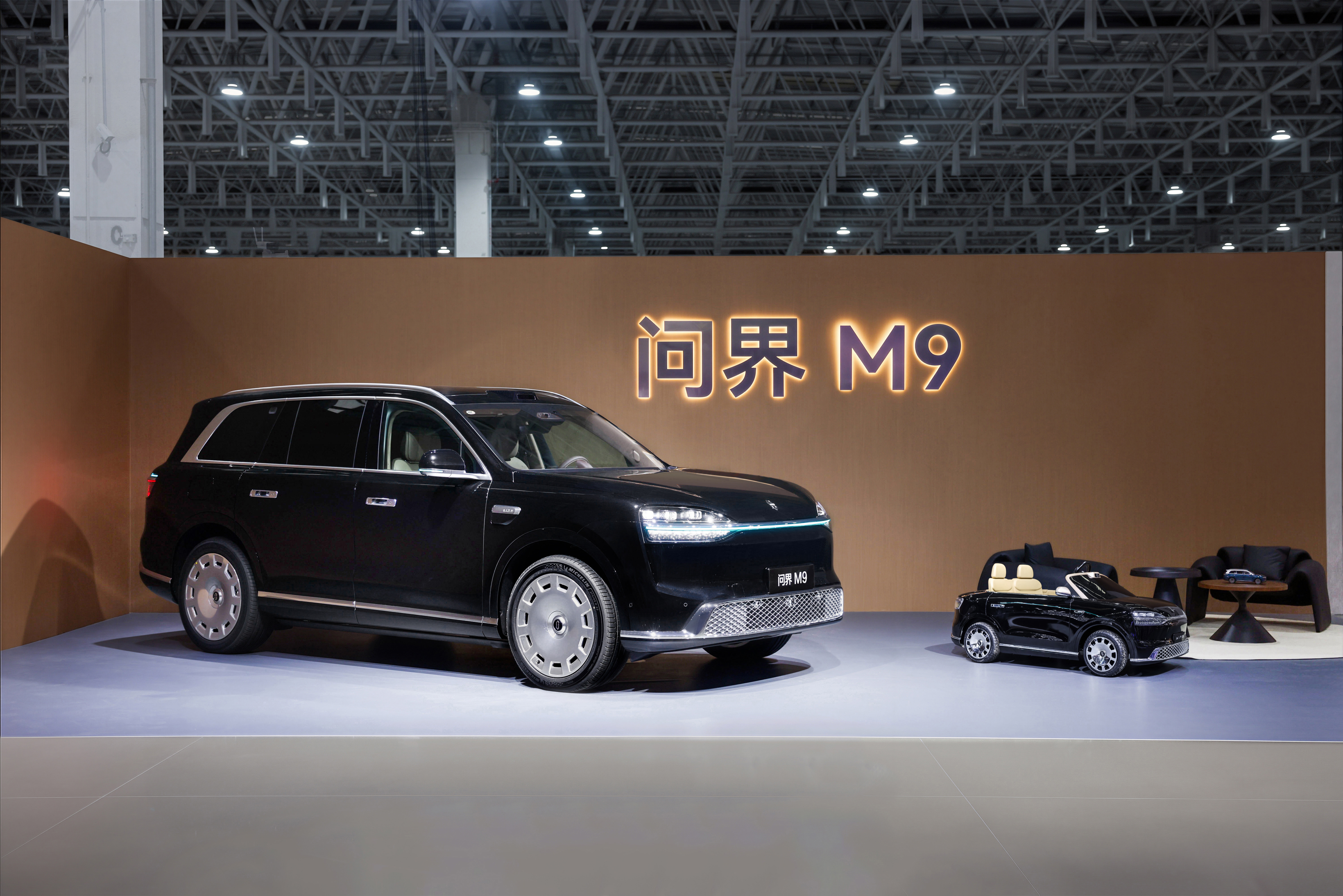 前两天刚到店里体验了全新一代问界M9，今天正好刷到央视新闻直播全新一代问界M9全