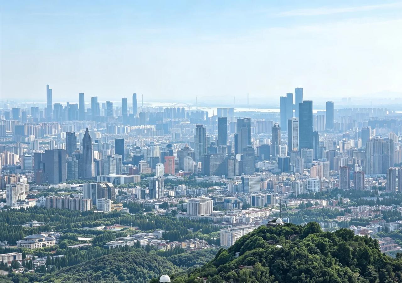 苏州总人口比南京多出300多万，但南京市区反而比苏州更堵。这是因为苏州走的是组团