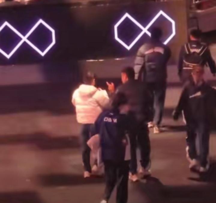 重庆冠军赛女单决赛结束后，孙颖莎和教练Coco一起退场的画面真的太好嗑！Coco