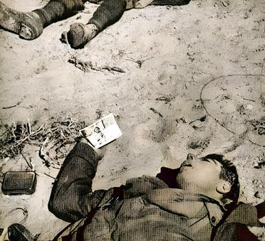 这是1940年北非一名意大利士兵阵亡在战场上。他在生命的最后一刻从怀里掏出孩子的