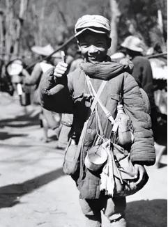 1939年，一个“小男孩”在街上碰见日军军官川岛谷川，随后礼貌地鞠躬。川岛谷川摸