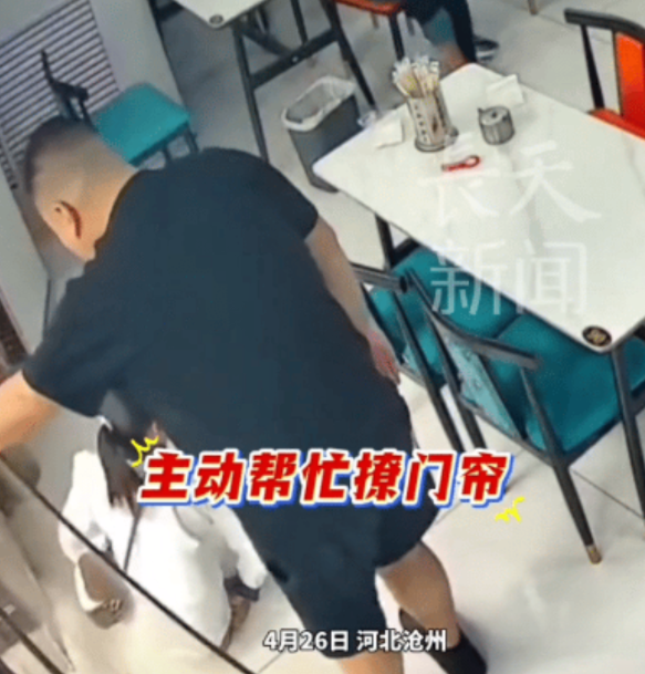 “这种人必须要曝光他！”河北沧州，两位腿脚不便的残疾人进店吃饭时，刚好碰到身强力