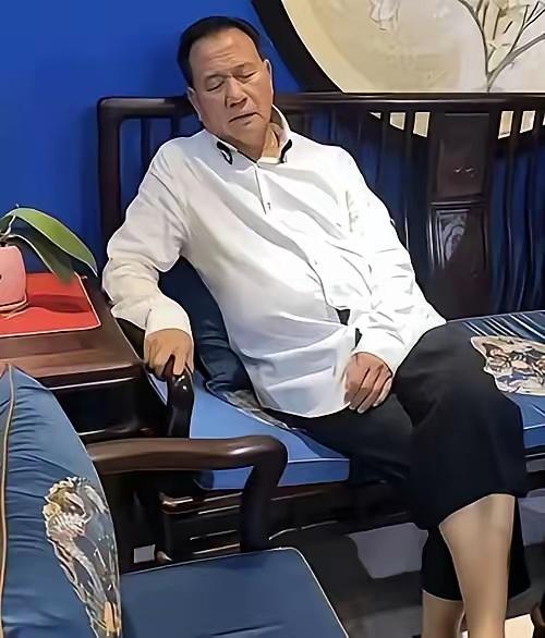 68岁的万梓良着实令人钦佩！在商演舞台上，他双腿颤抖不已，却依旧紧握着话筒完成了