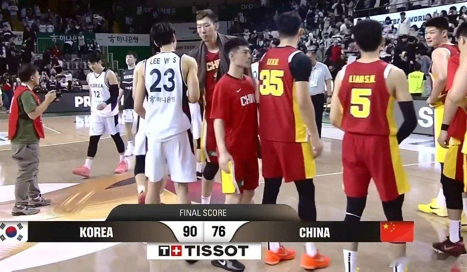 输给韩国队14分，惨遭对手双杀，也算见证历史了哎，杜锋指导在解说席都看沉默了很难