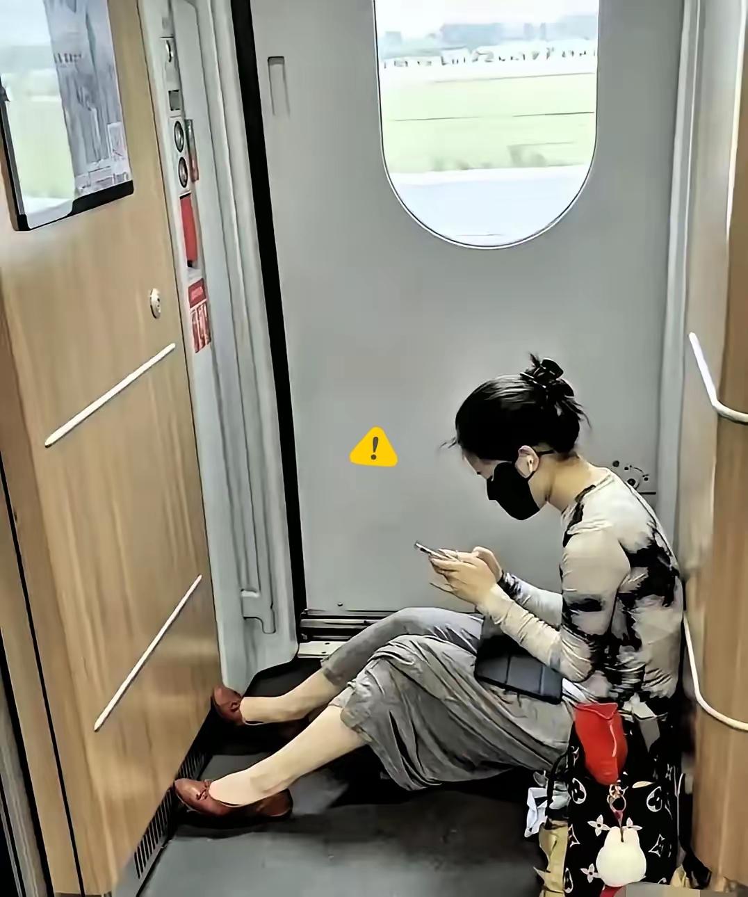 无座票也能坐出高雅！