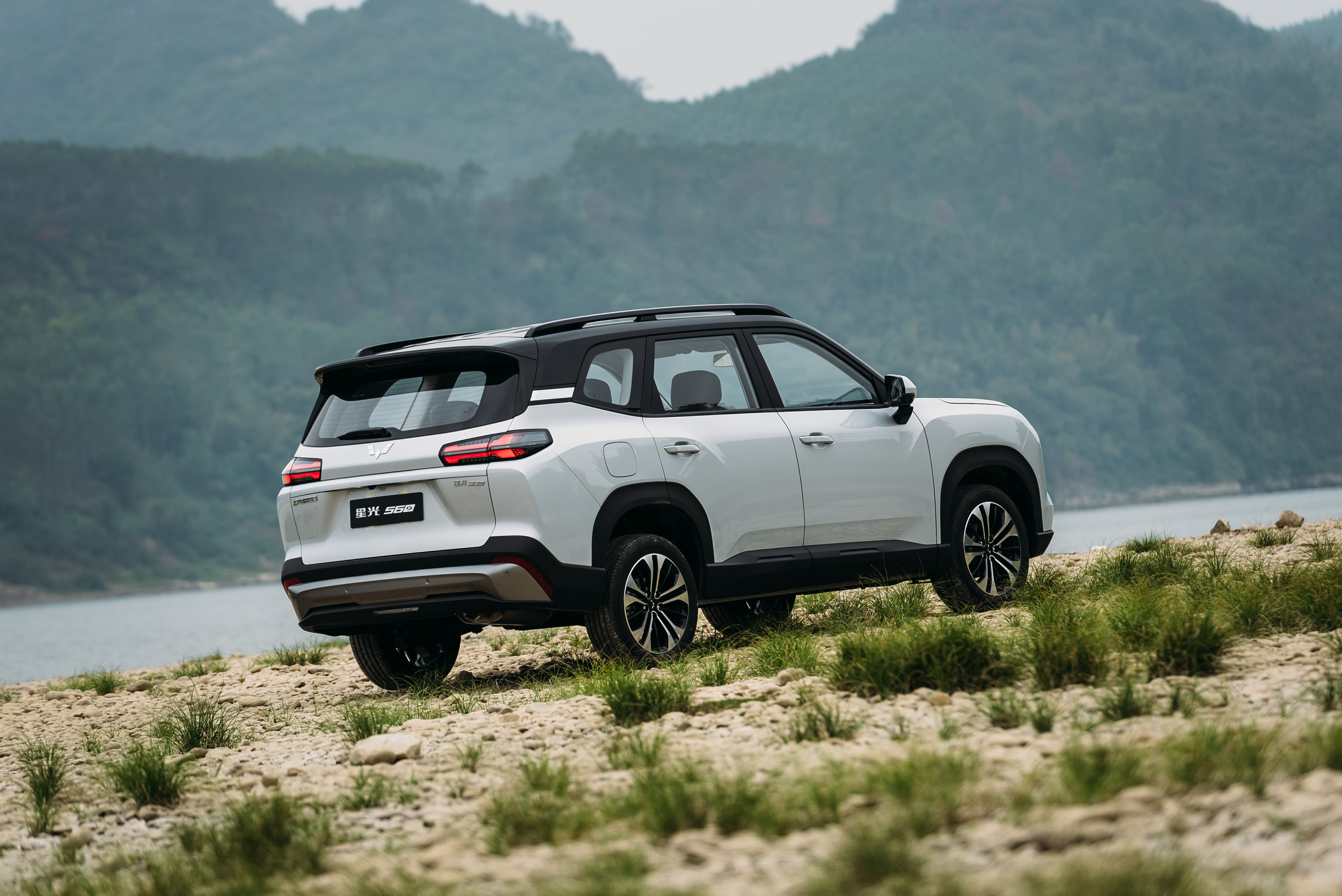 星光560正式亮相，看这双眼灯，说是“硬派大空间SUV”，确实比之前五菱的车都硬