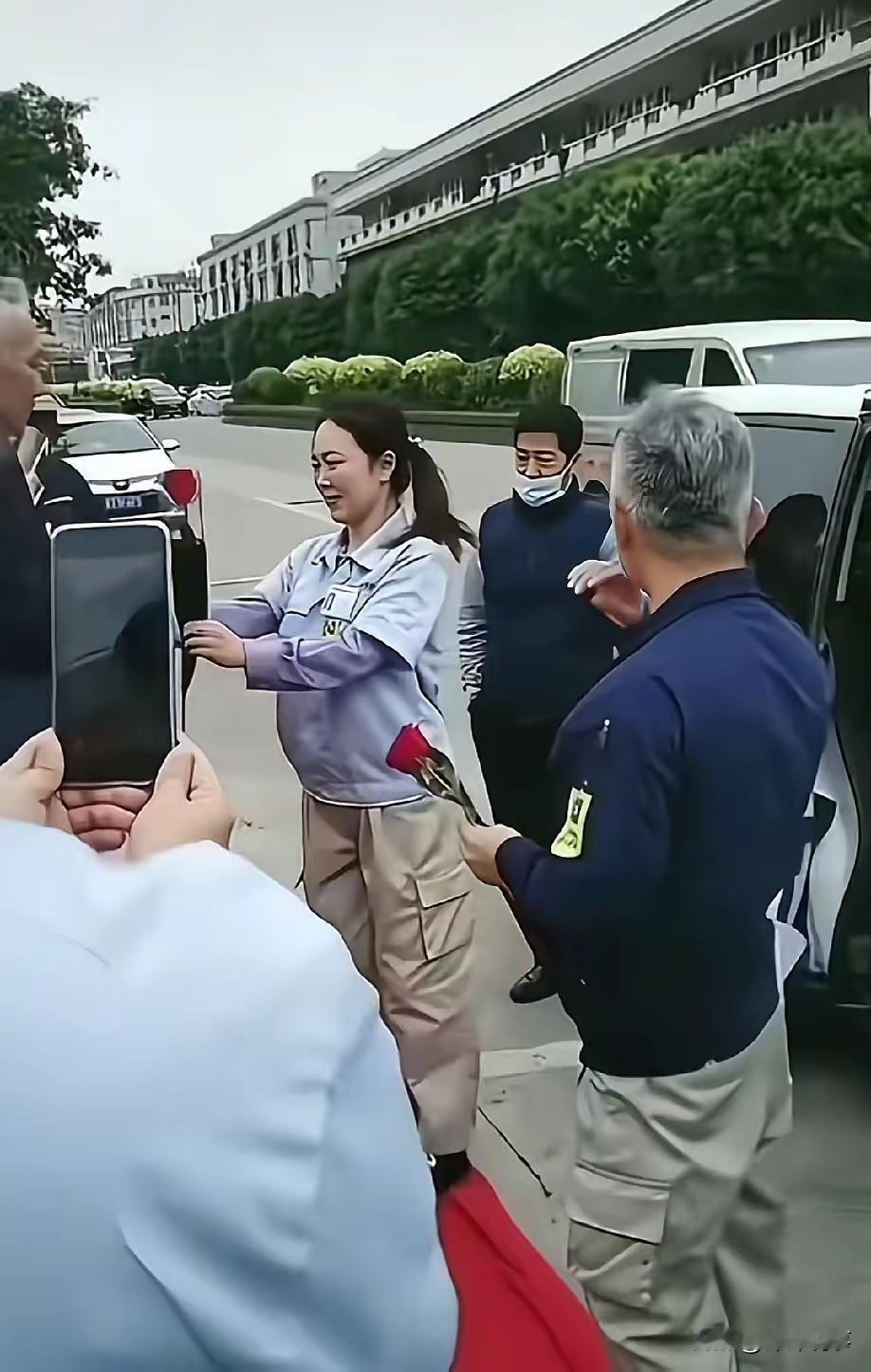 佳能珠海这波离职赔偿，简直像在裁员界放了个“卫星”。有老员工揣着150万离开，脸