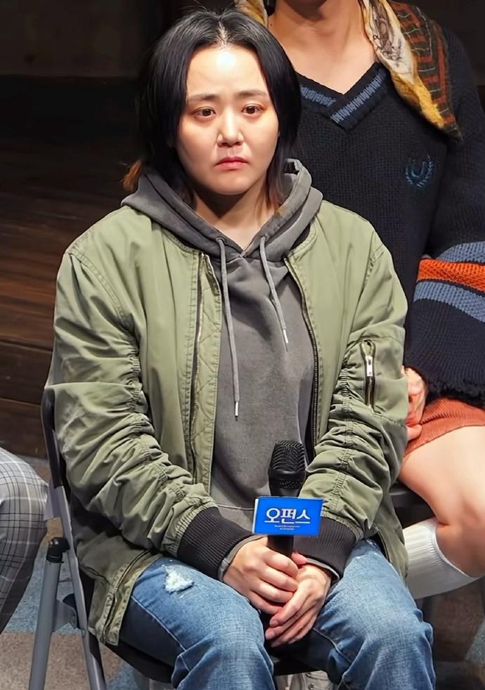 文根英病后首出镜，神态疲惫容貌大变，网友直呼认不出。文根英因病痛缠身，导致肥胖