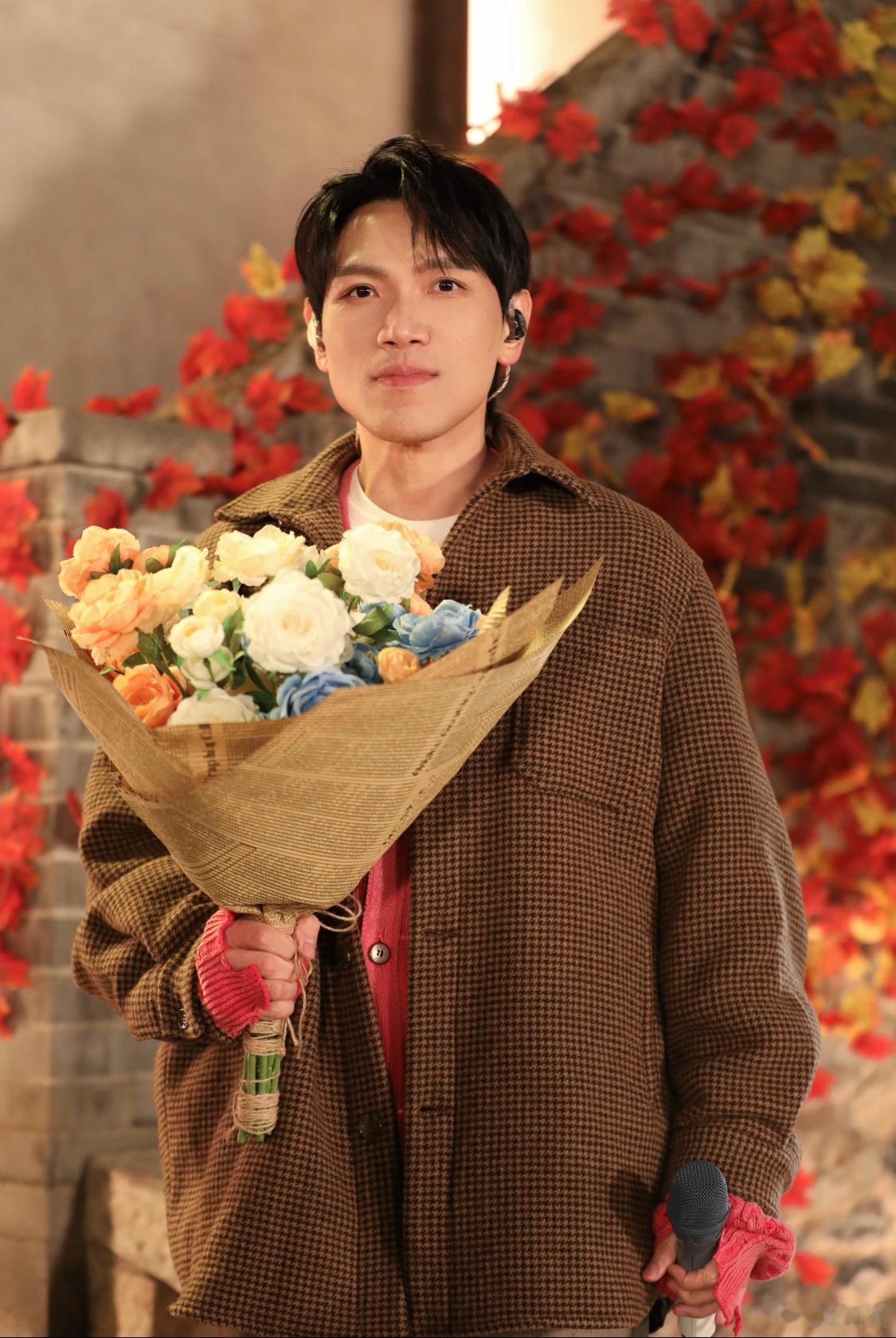 破坏公物，随地便溺，不敢相信这竟然是杨宗纬做的事，作为公众人物素质如此之低吗？