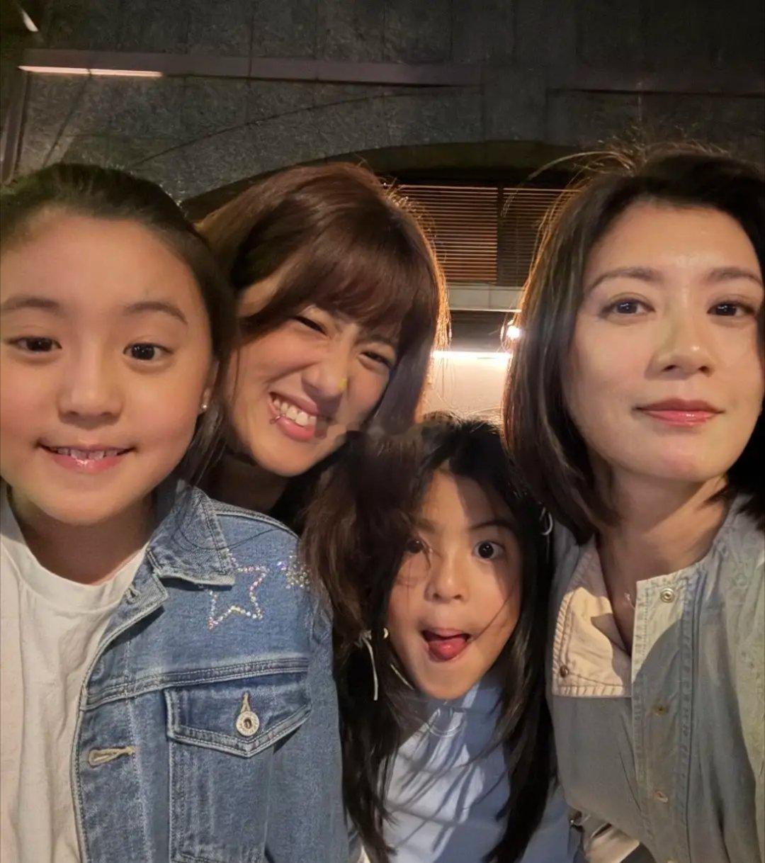 贾静雯和家里三个女儿的动态一直备受关注，贾静雯一家参加婚礼，20岁梧桐妹抱着修杰