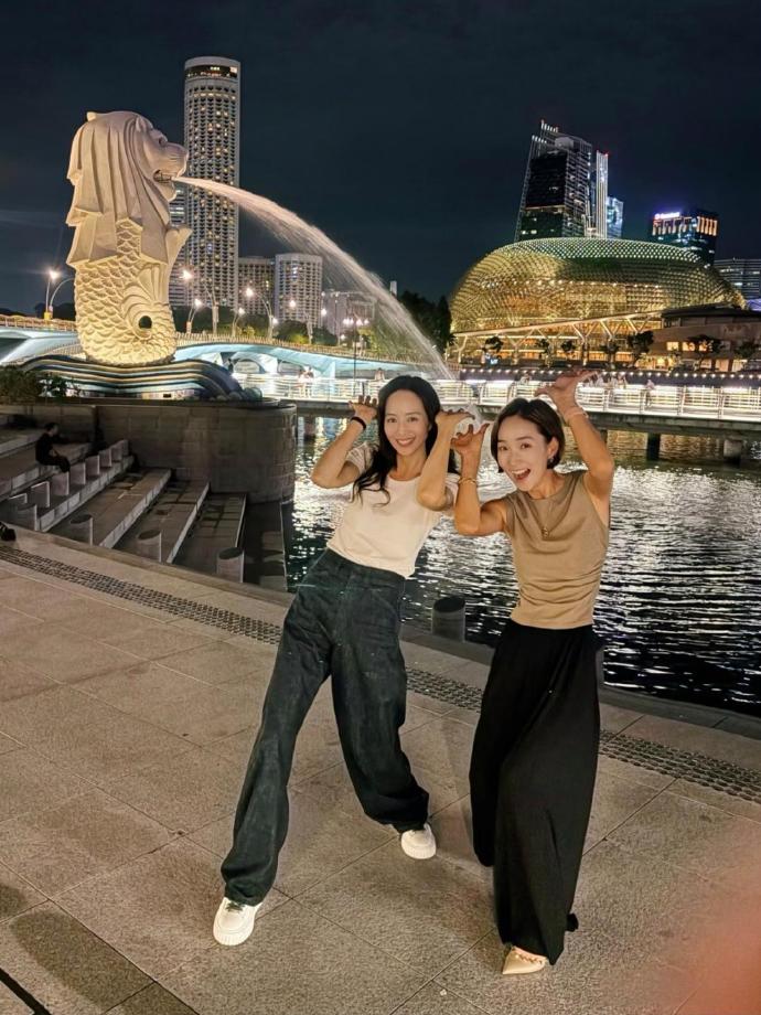 43岁的张钧甯和闺蜜去新加坡旅游，状态确实很不错，身材保持得很苗条，素颜也很显漂