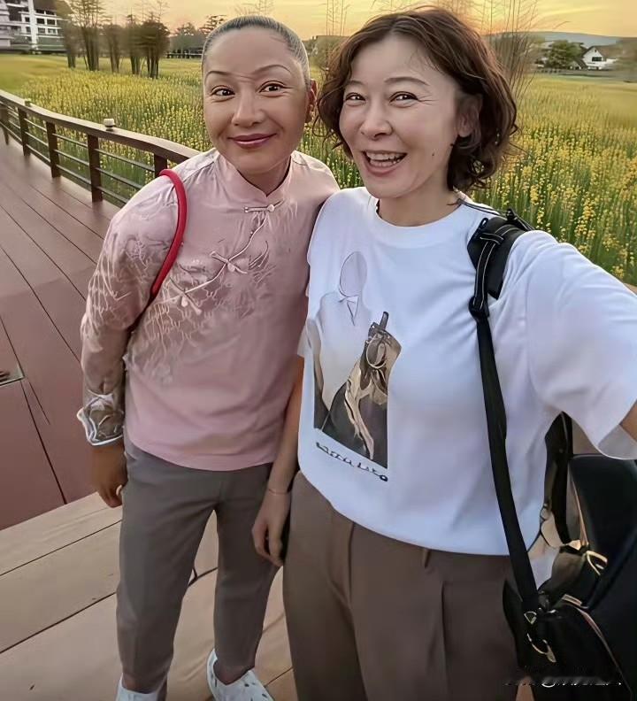 柯蓝和瞿颖这次在泰国都是素颜出镜，一点不藏着掖着，脸上的皱纹也大大方方露出来。不