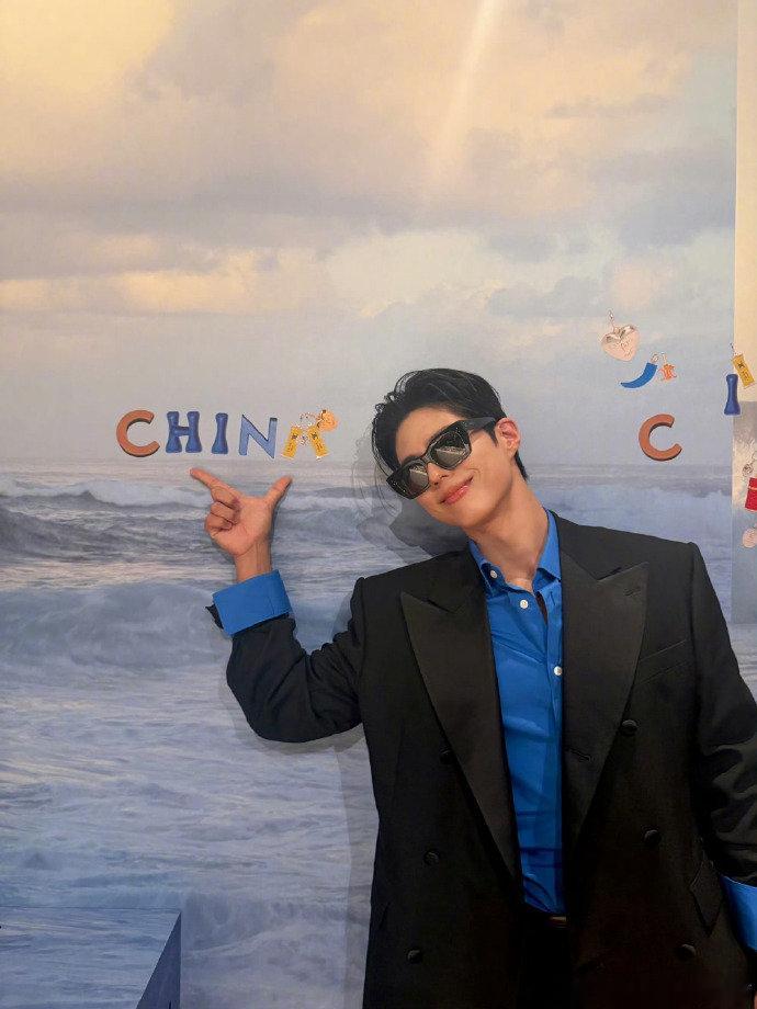 上海街头偶遇朴宝剑朴宝剑也太接地气了吧，逛街偶遇海报就随手合拍，这种自然的样子真