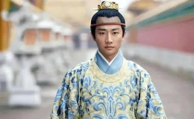 1399年，宁王朱权满心欢喜送四哥出城，总算把这尊瘟神送走了：“四哥，山高水长，