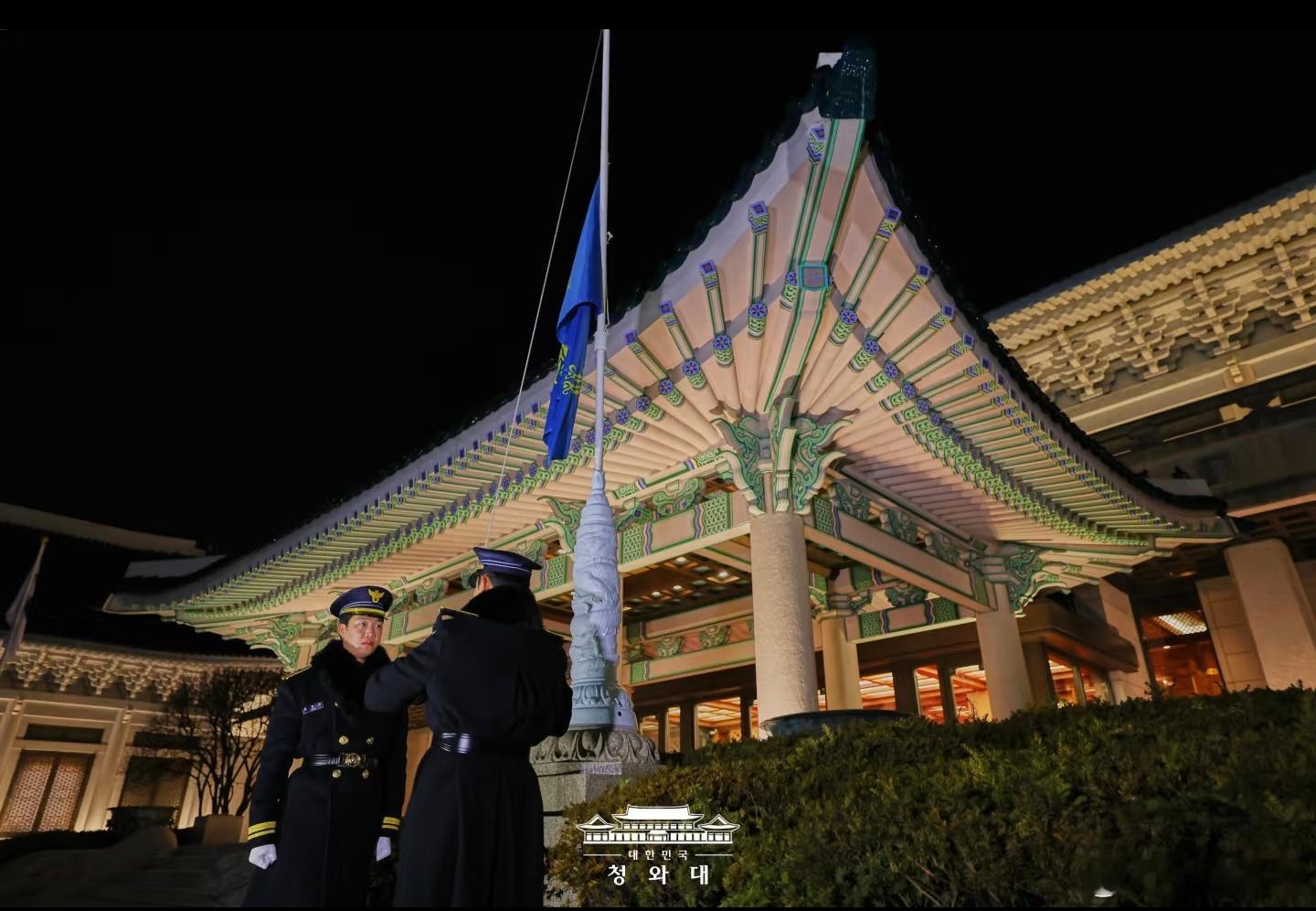 青瓦台升旗凤凰旗，李在明入驻办公。