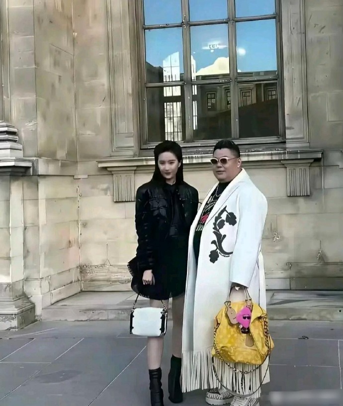 你能理解1200万的奢侈品包吗？刘亦菲旁边这位帅哥的一个包1200万有钱人的奢