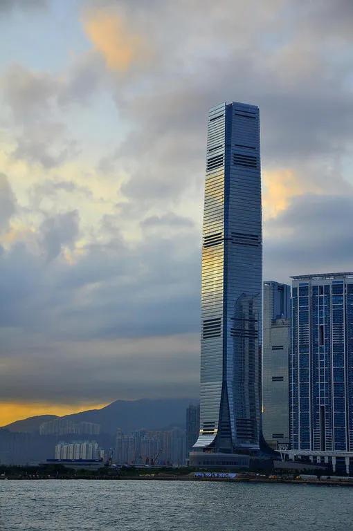 全球拥有150米超高层最多的城市香港隔壁的深圳也只能排第二，300米以上深圳第