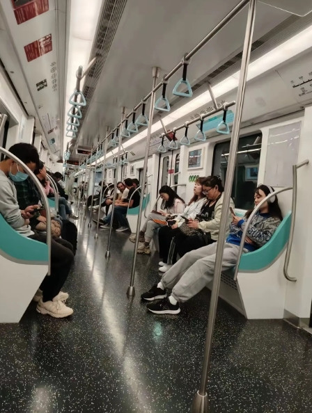 一位美国网友在网上哭穷，说很多中国人以为美国很富有，其实美国生活成本高得吓人！他