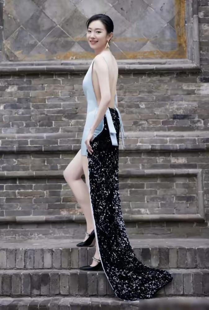 沉寂一年无戏可演，生完孩子后内心满是自卑，王佳佳怎么也想不到，自己会凭《漫长的季