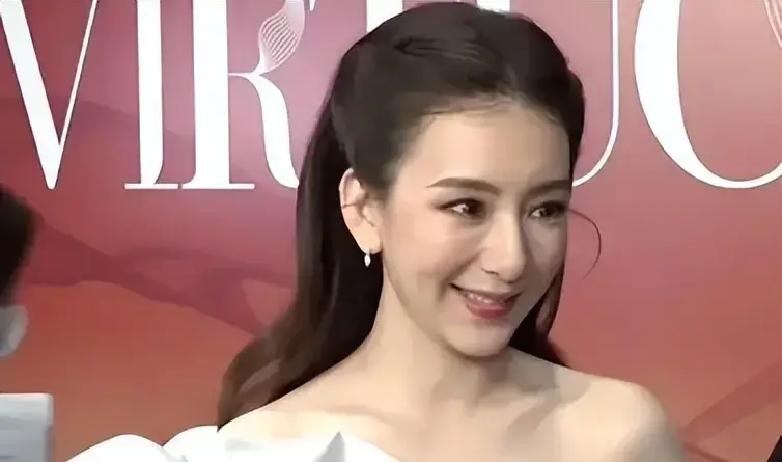 方媛39岁，生了三个孩子。她亲爹58岁，比亲女婿郭富城还小两岁。一家人去新加坡玩，被网友拍到。方爸手