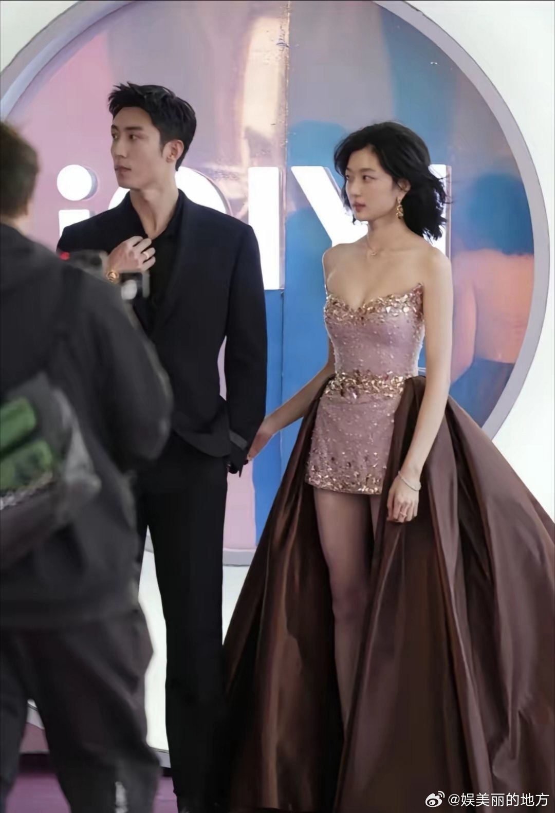 谁懂啊！黄景瑜，孙千也太好磕了红毯同框走出一出偶像剧的感觉黄景瑜，黑西装禁欲感拉