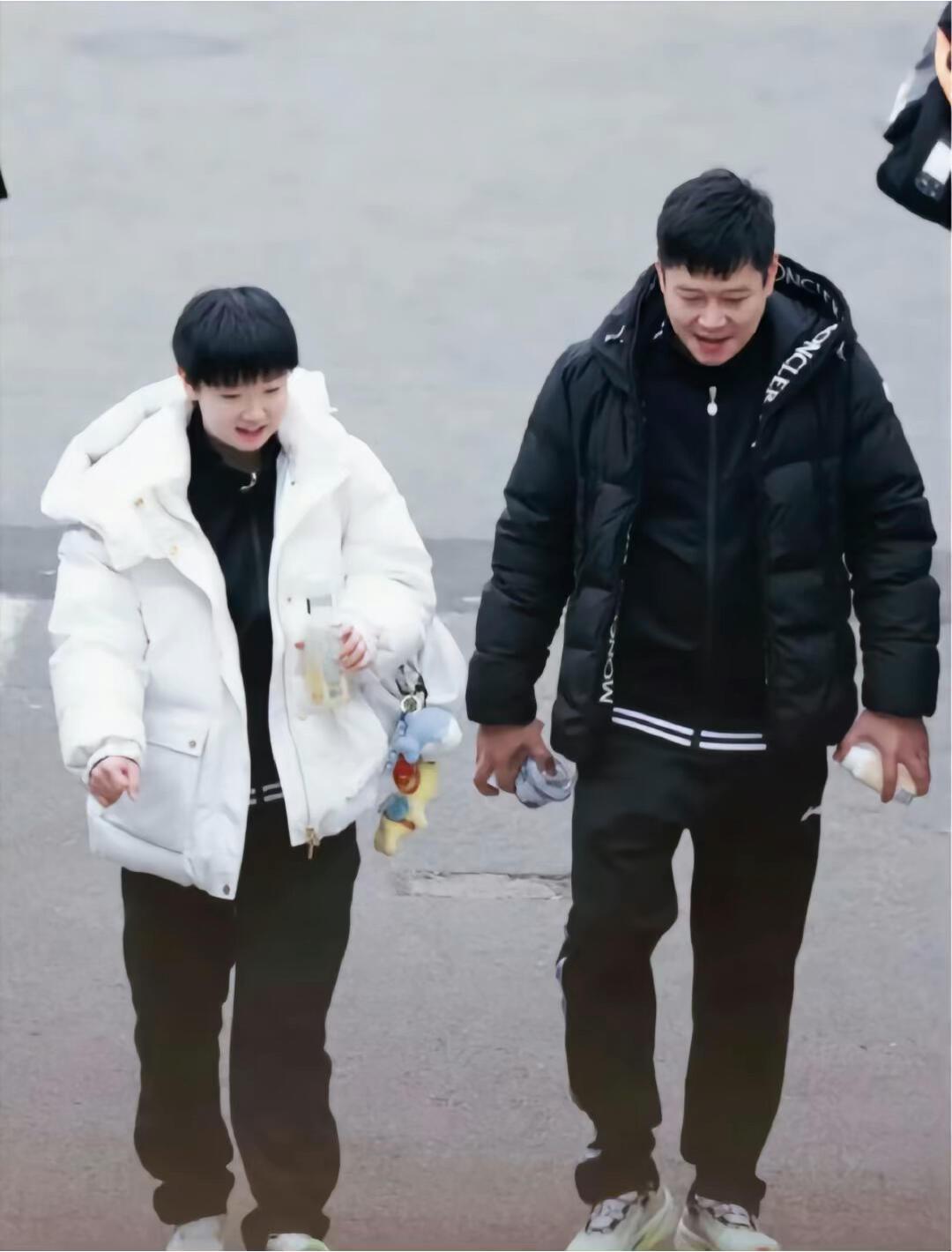 孙颖莎回河北老家，见到了老杨，和爸妈相聚，邱指导也是去了河北，果然是去陪孙颖莎的
