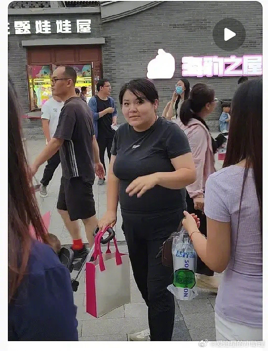 网友偶遇郭老师，她当年是干什么被封了？​​​