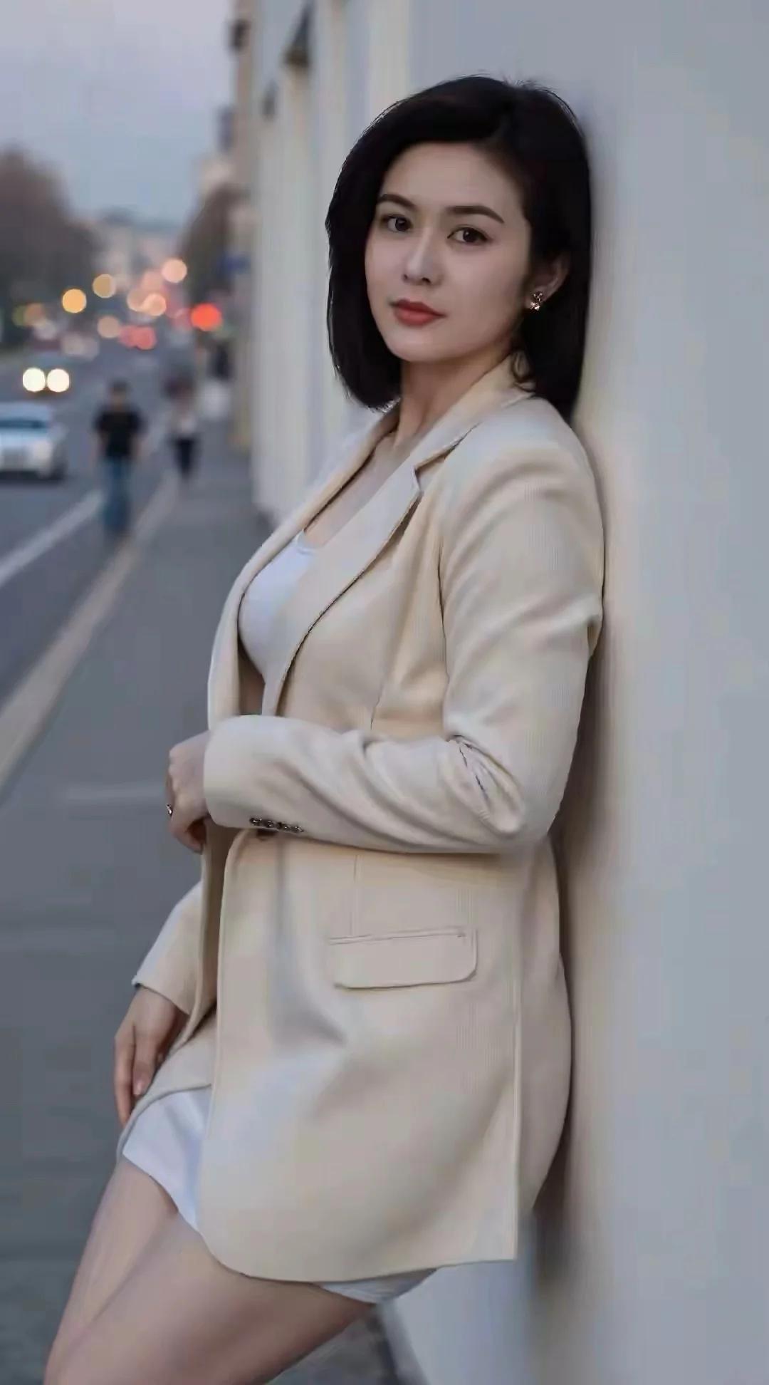 冯唐说：“只有穷人，才会痴迷技术；只有笨人，才会想着先把事做好。越是底层的人，处