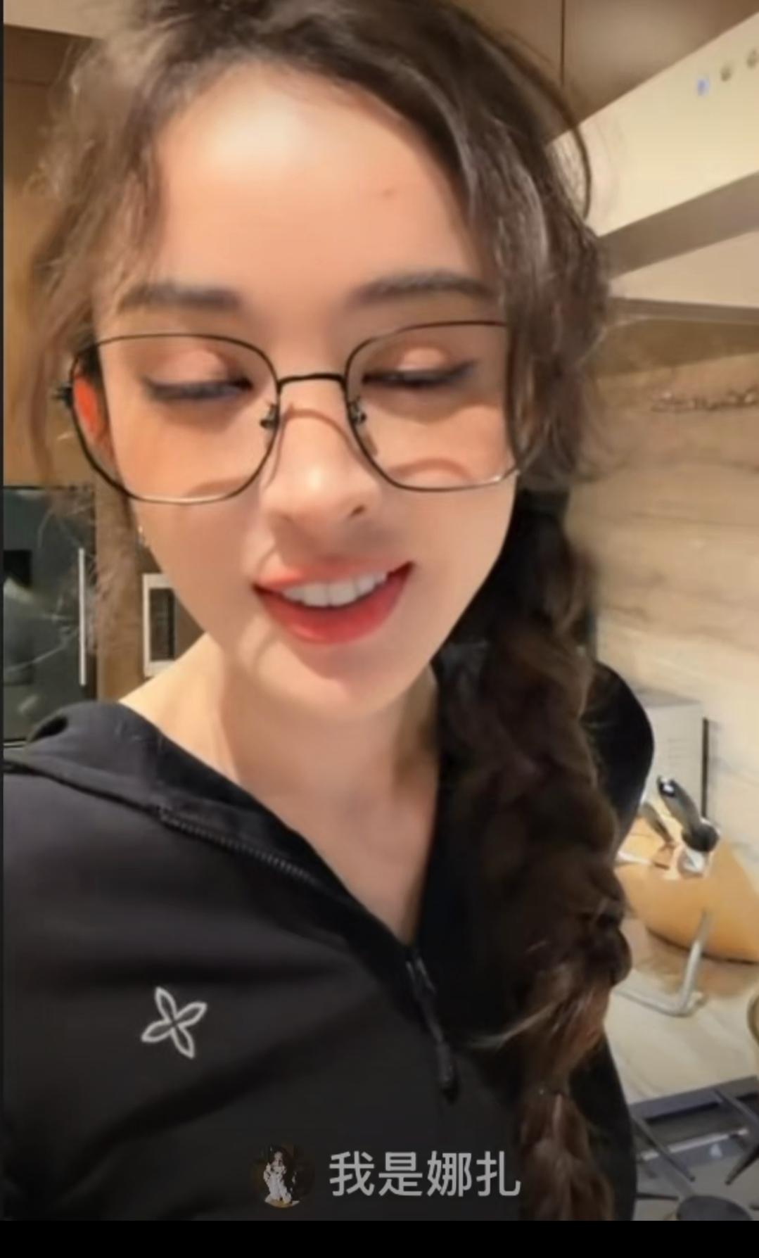 于正光速辟谣笑不活了家人们谁懂啊！娜扎这张嘴是自带搞笑buff吧！直播连麦于正