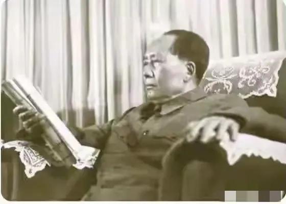 1948年，毛主席前往西柏坡路上，遇到一个病重的小女孩，准备把留给自己保命的盘尼