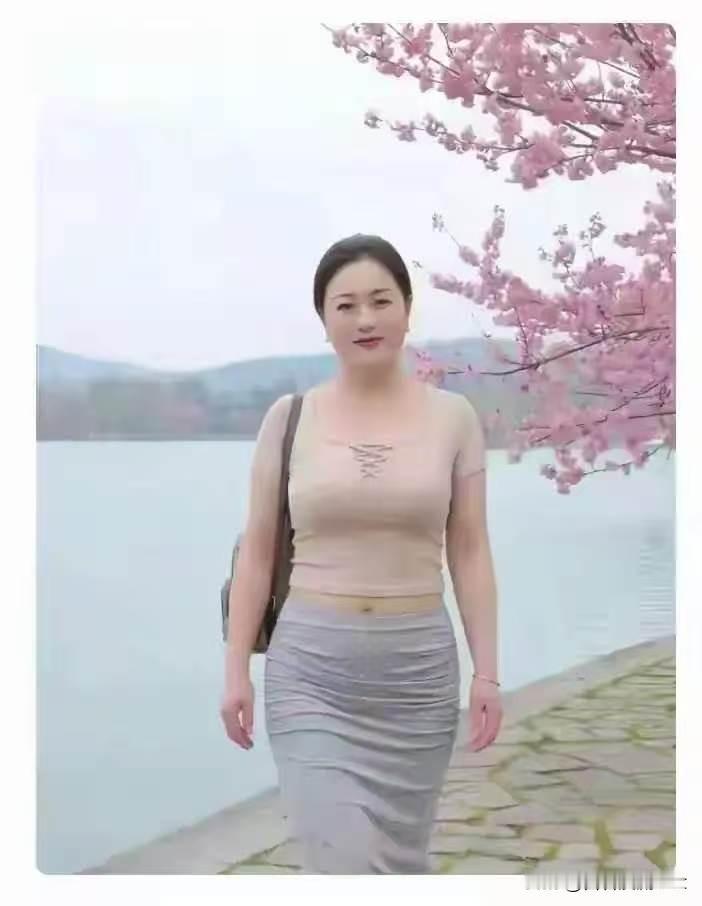 五言·樱堤行岸柳含轻雾，樱枝缀浅红。湖光摇水碧，衣影趁风融。缓步芳堤上