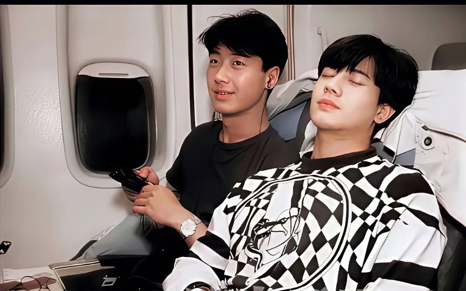 郭富城和黎明1991年瑞士之行在飞机上的情景，那时郭富城26岁，黎明25岁。时光