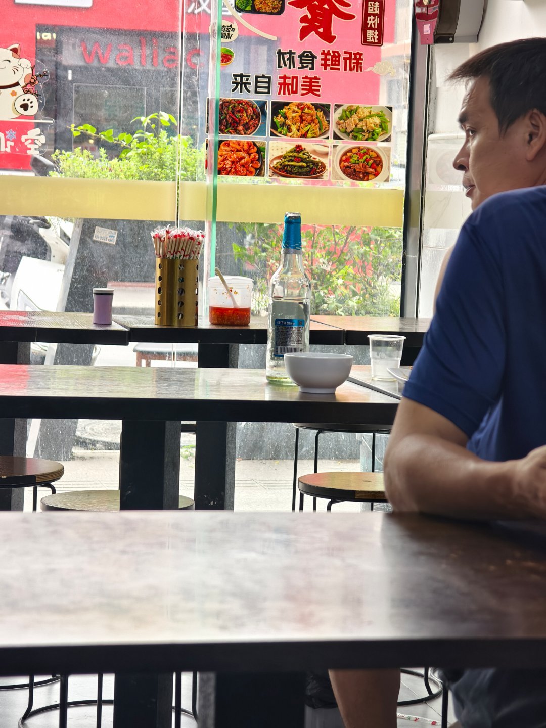 中午吃猪脚饭，突然前面的大哥来了一句，拿瓶啤酒，就这样干了一瓶。我心想，是什么样的生活状态才让他在中