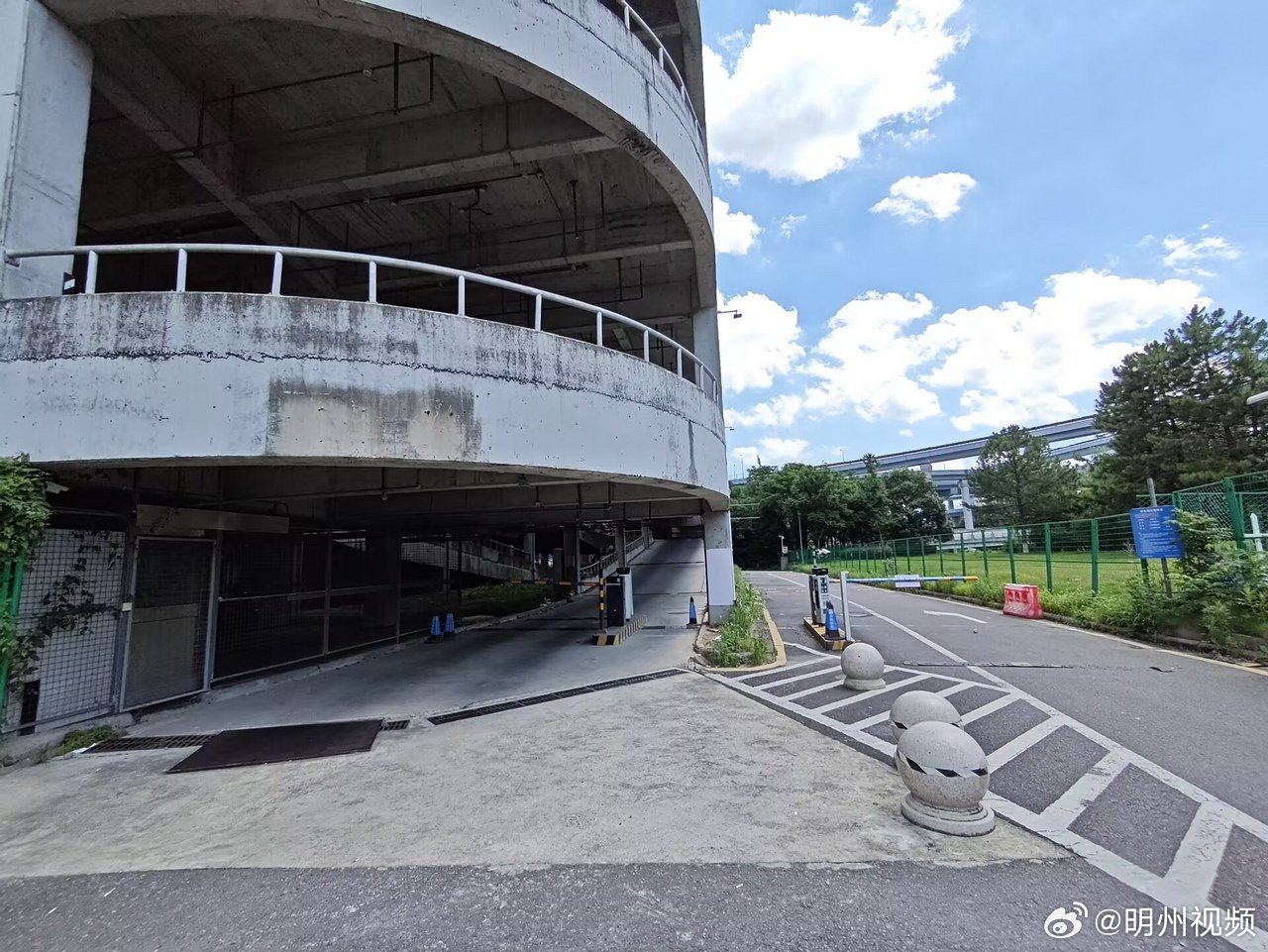 原宁波宜家停车场收费60元一天台风“巴威”来袭时，宁波鄞州原宜家停车场因地势高