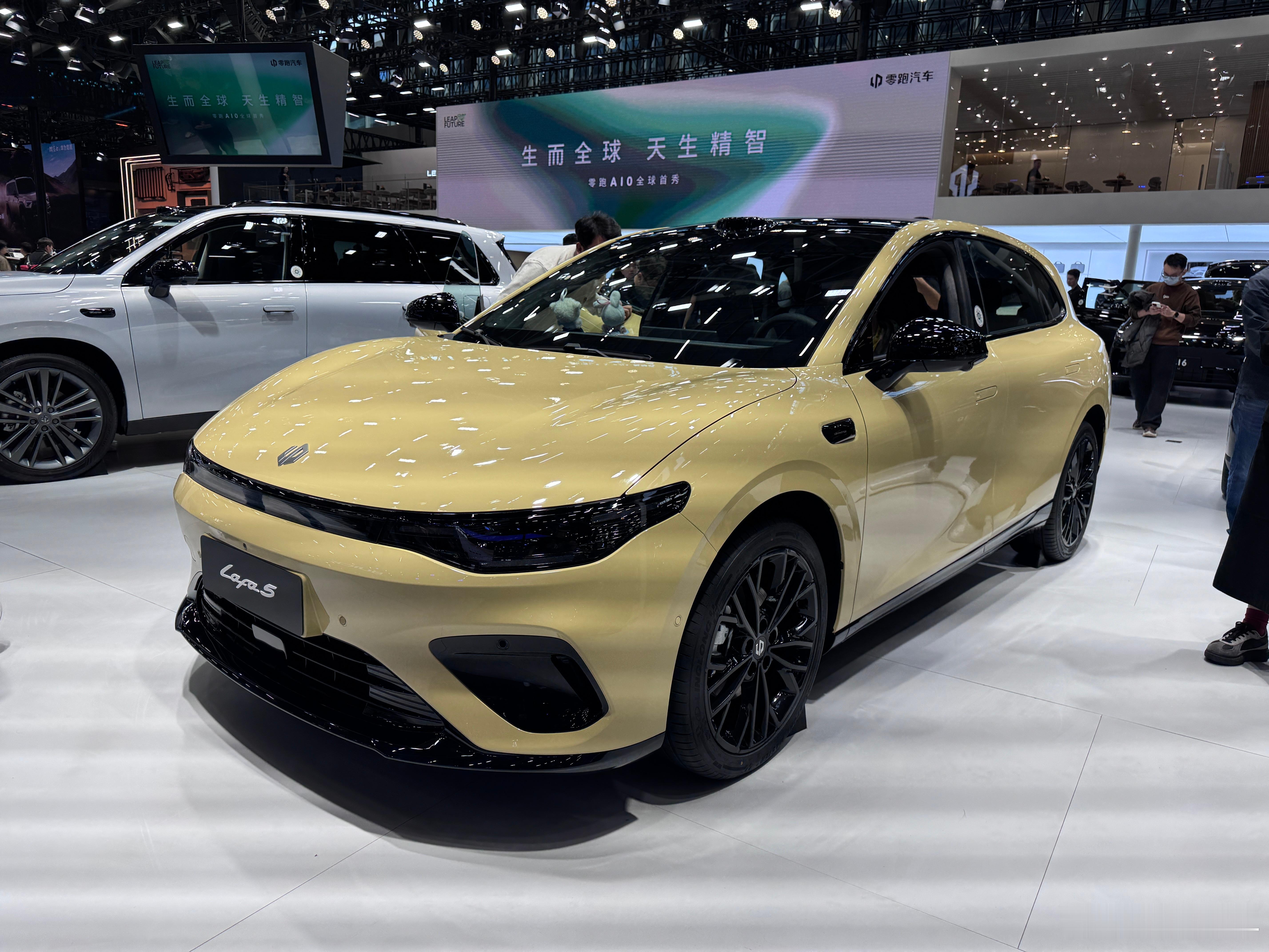 广州车展路过零跑展台，零跑可谓是闷声发大财，现在的车型在各大销量榜都名列前茅。因