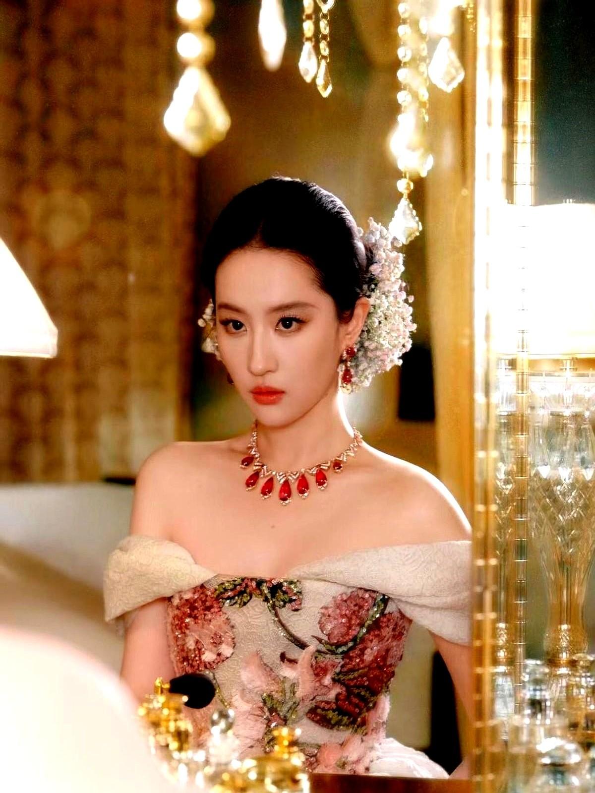 为了让一个15岁的女演员在镜头里“发光”，一个剧组到底能做到什么地步？答案是