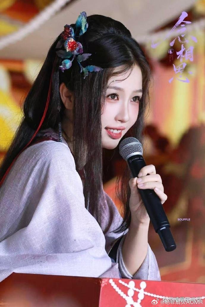 虞书欣“蚌精”路透杀疯了！软糯妩媚，这谁顶得住