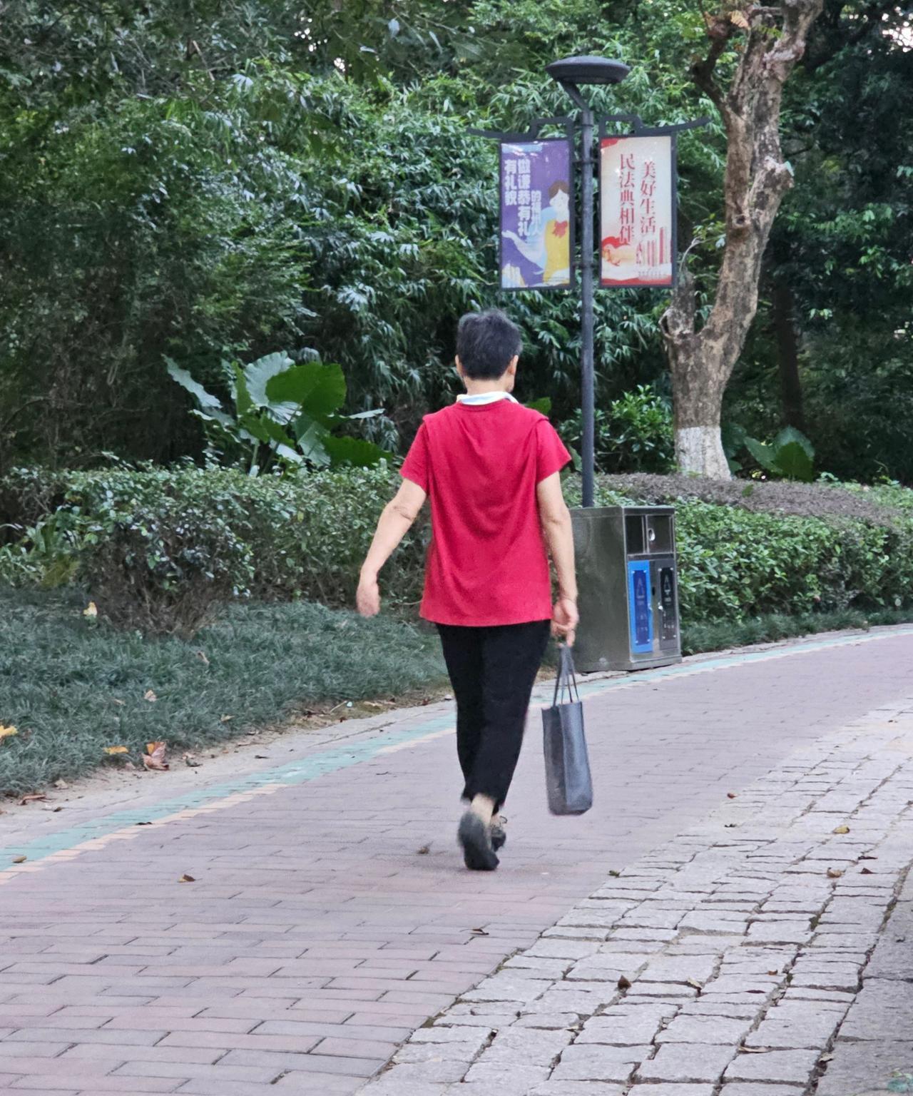 年龄大了，真得学会适时闭嘴。前几天去女儿家，她自从被裁员后一直在家休息，还没开