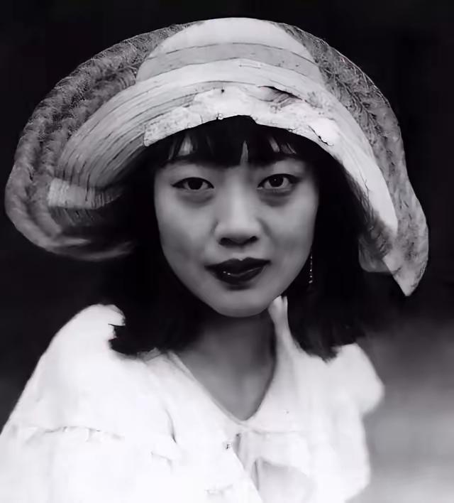 她最后是活活臭死的。大小便失禁，躺在自己的屎尿里，浑身烂疮，41岁的女人，瘦得像