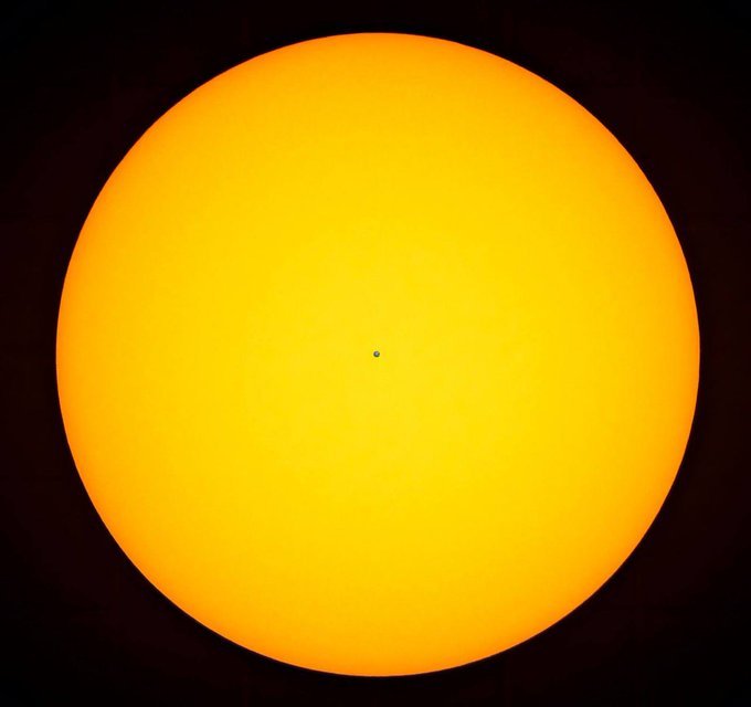 提醒一下大家，太阳相对于地球来说有多么巨大。