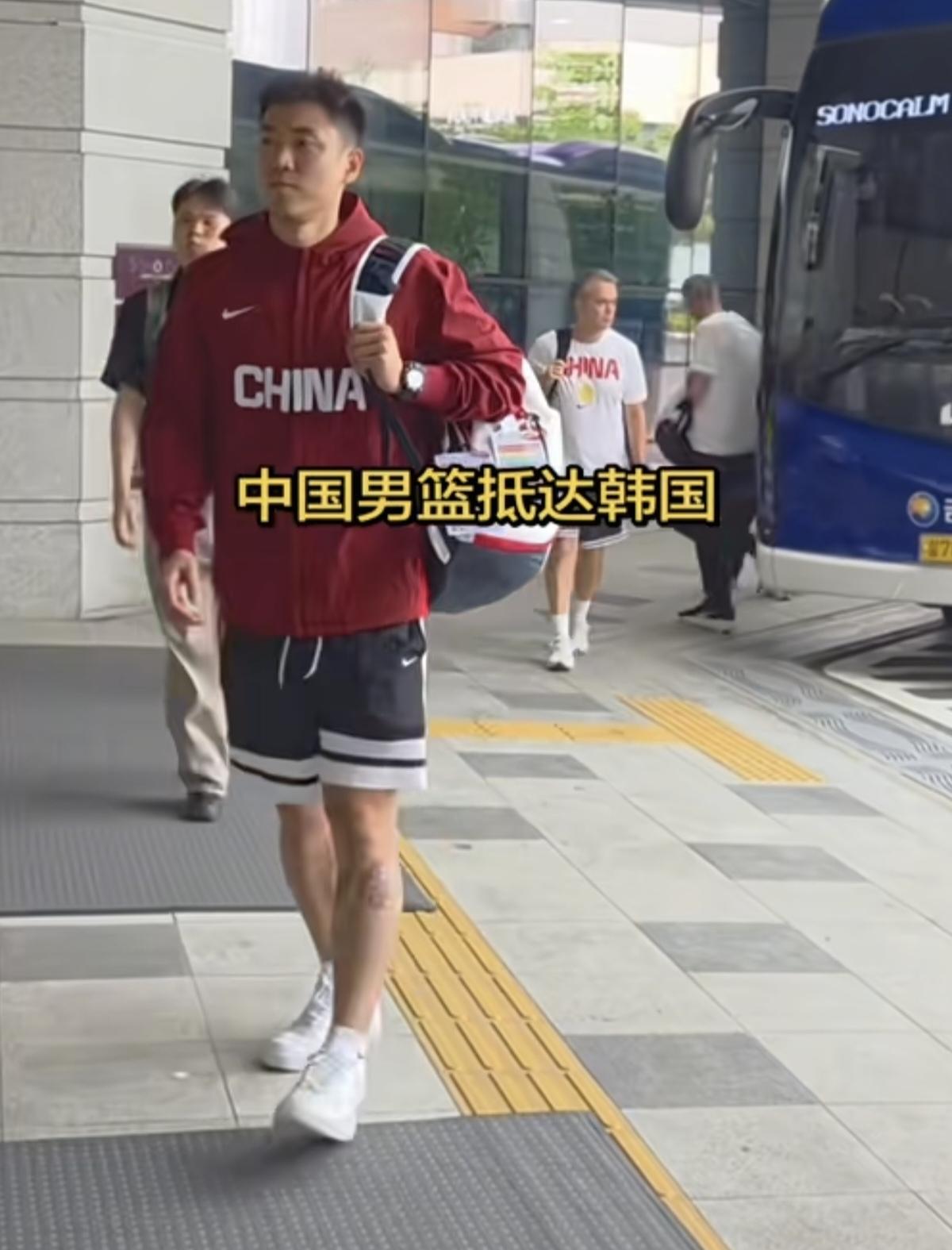中国男篮到达韩国后，就要振作起来，别耷拉着脑袋，一副无精打采的样子呀！怎么看他们