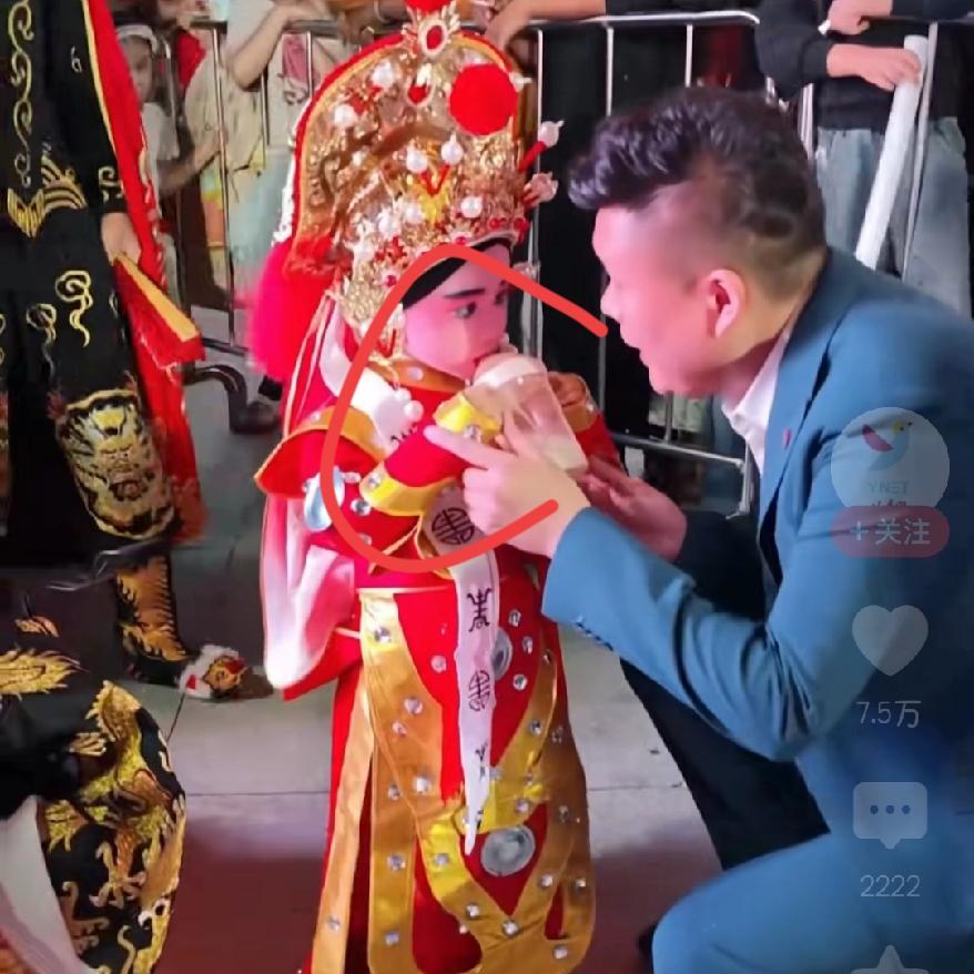 三岁半豫剧名角儿边喝奶边候场，这才是非遗最美的样子吧，这也太萌了吧。