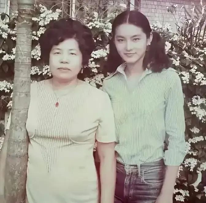 林青霞戴上博士帽那一刻我差点没认出来，68岁的人把黑袍穿成高定，镜头扫过去她下意