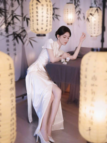 陈瑶素色旗袍拍出东方诗意清雅国风九宫格写真氛围感绝佳，陈瑶身着米白改良旗袍身段温