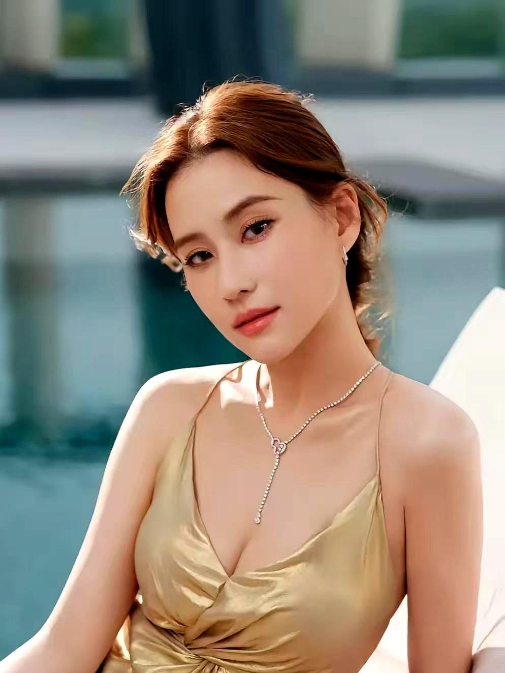 同样是赌王的女儿，何超莲好像一直都没那么“被看见”。别看外界总说她是最美千金，