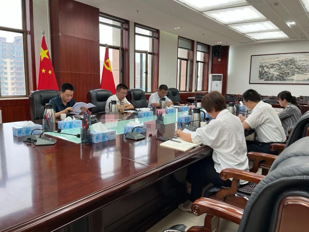 镇里新换了个党委书记，不到一个月干净利索的把中层进行了调整，打了所有人一个措手不