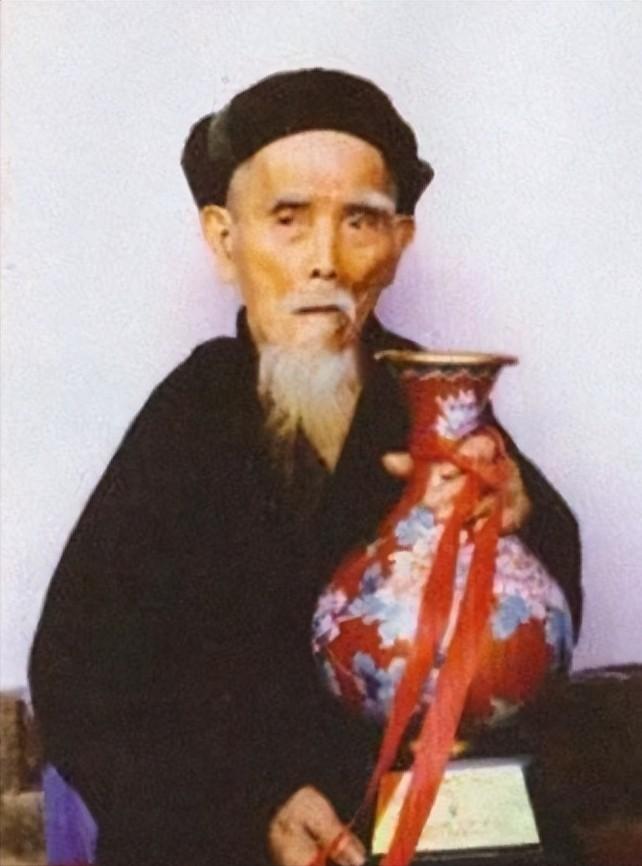 133岁，一根竹烟杆，抽了100年。这个数字让所有医生看了都想摇头——按他的