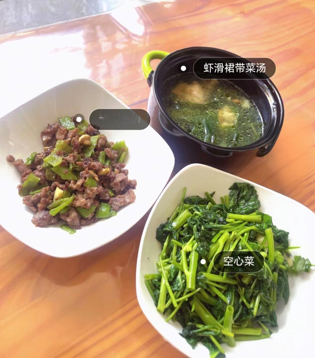 小姨生意太忙没空做饭，请了阿姨上门做午饭。阿姨手艺超棒，全是地道家常菜，品相