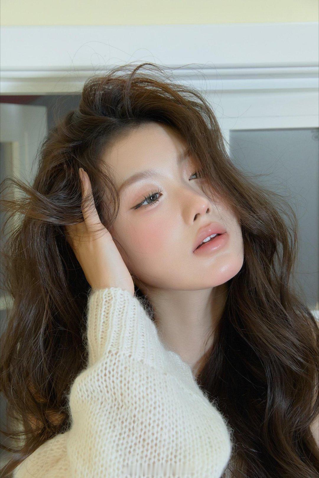 灯光调得软软的，蜷在地毯上摆弄小物件～素颜也发光的脸蛋，随手拨弄发梢的慵懒，每