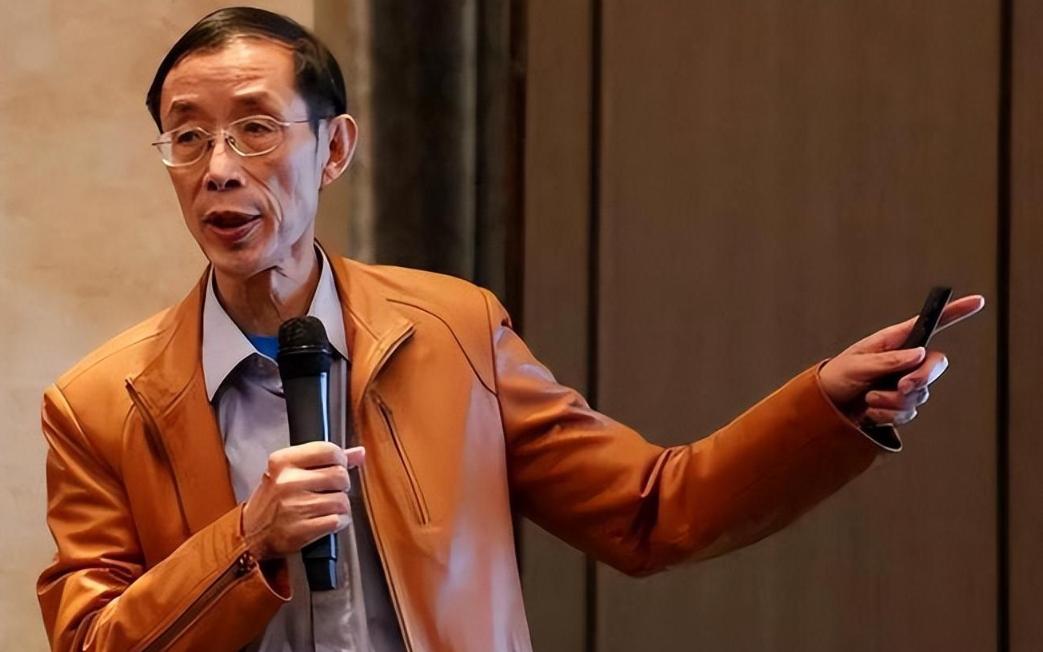 🌞“北大教授”陈平，靠批判美国，狂赚数亿，晚年却奔赴美国，住上豪宅，女儿更